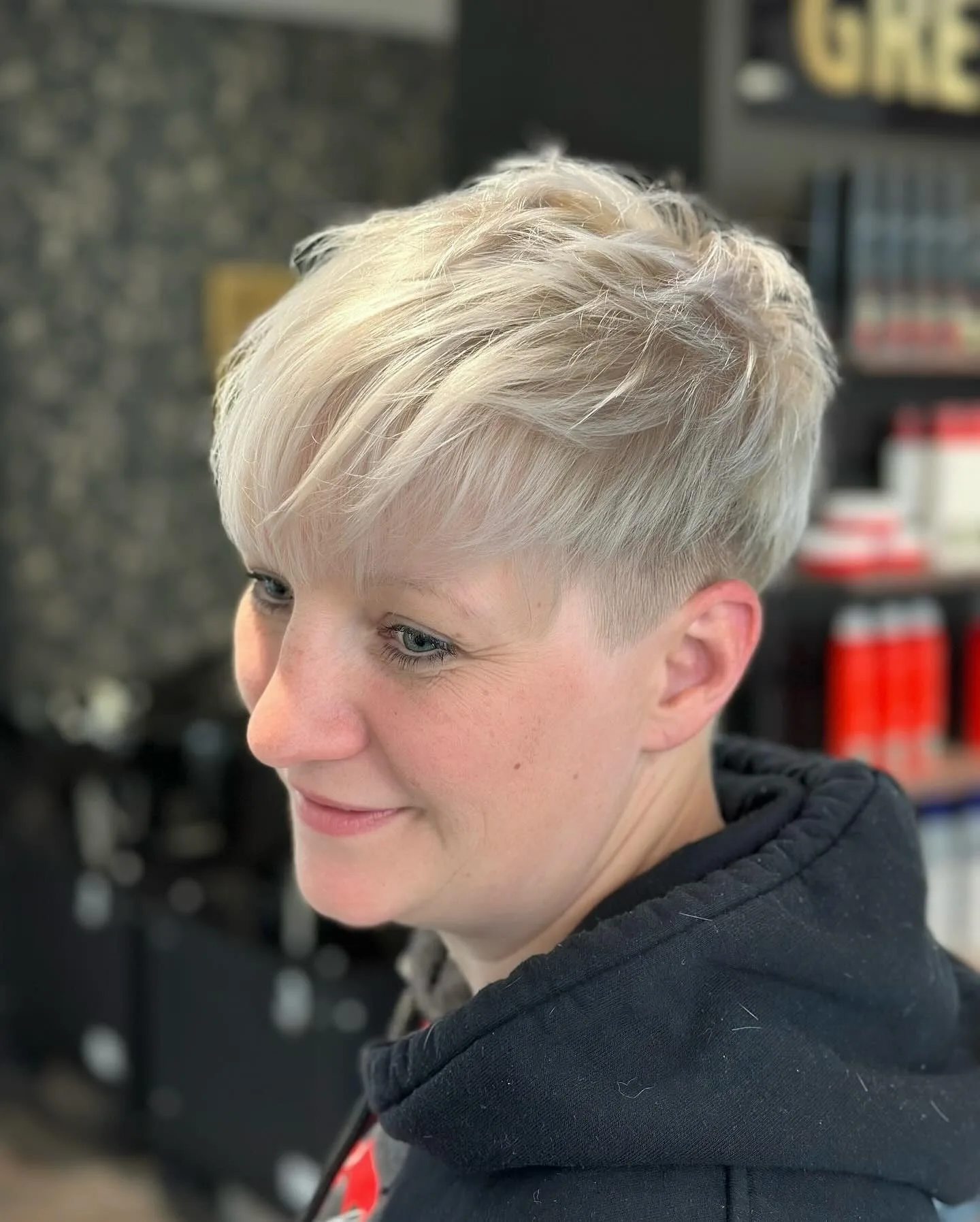 1. Soft Platinum Feathered Pixie (Short Pixie Haircuts For Women)