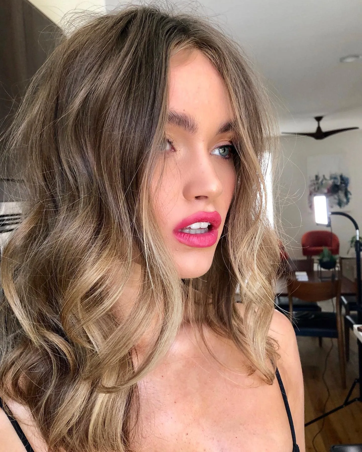 15. Sandy Beige Waves with Face-Framing Softness (Tousled Hairstyles)