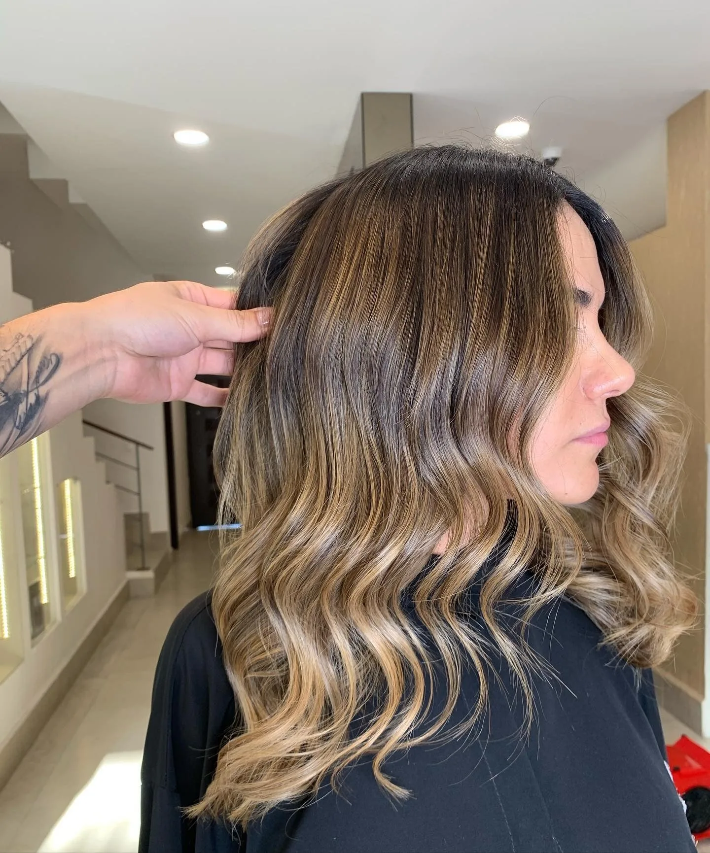 1. Soft Caramel Melt Waves (Caramel Honey Blonde)