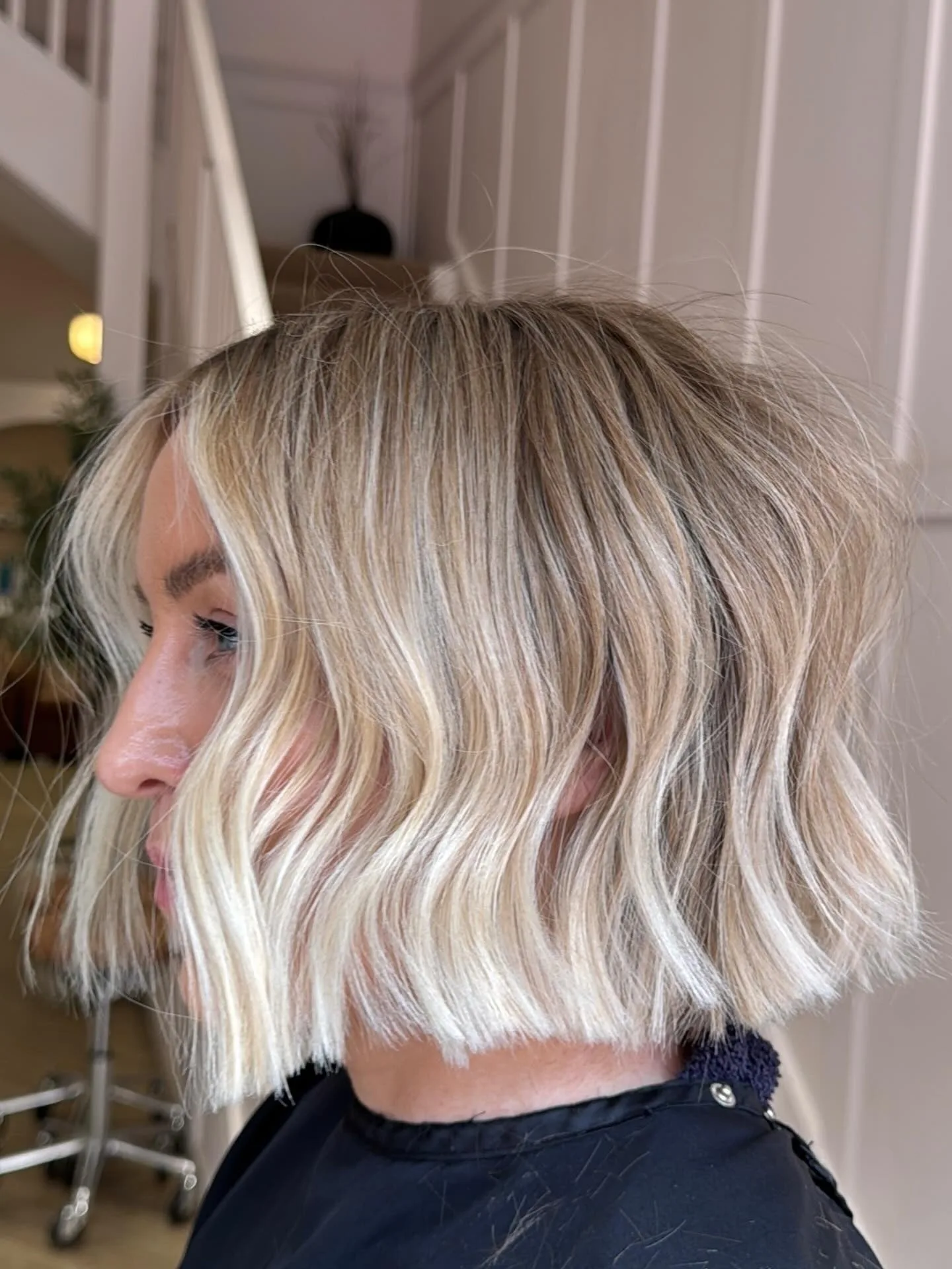 15. Platinum Wavy Bob with Blunt Ends (Messy Bob Haircut)