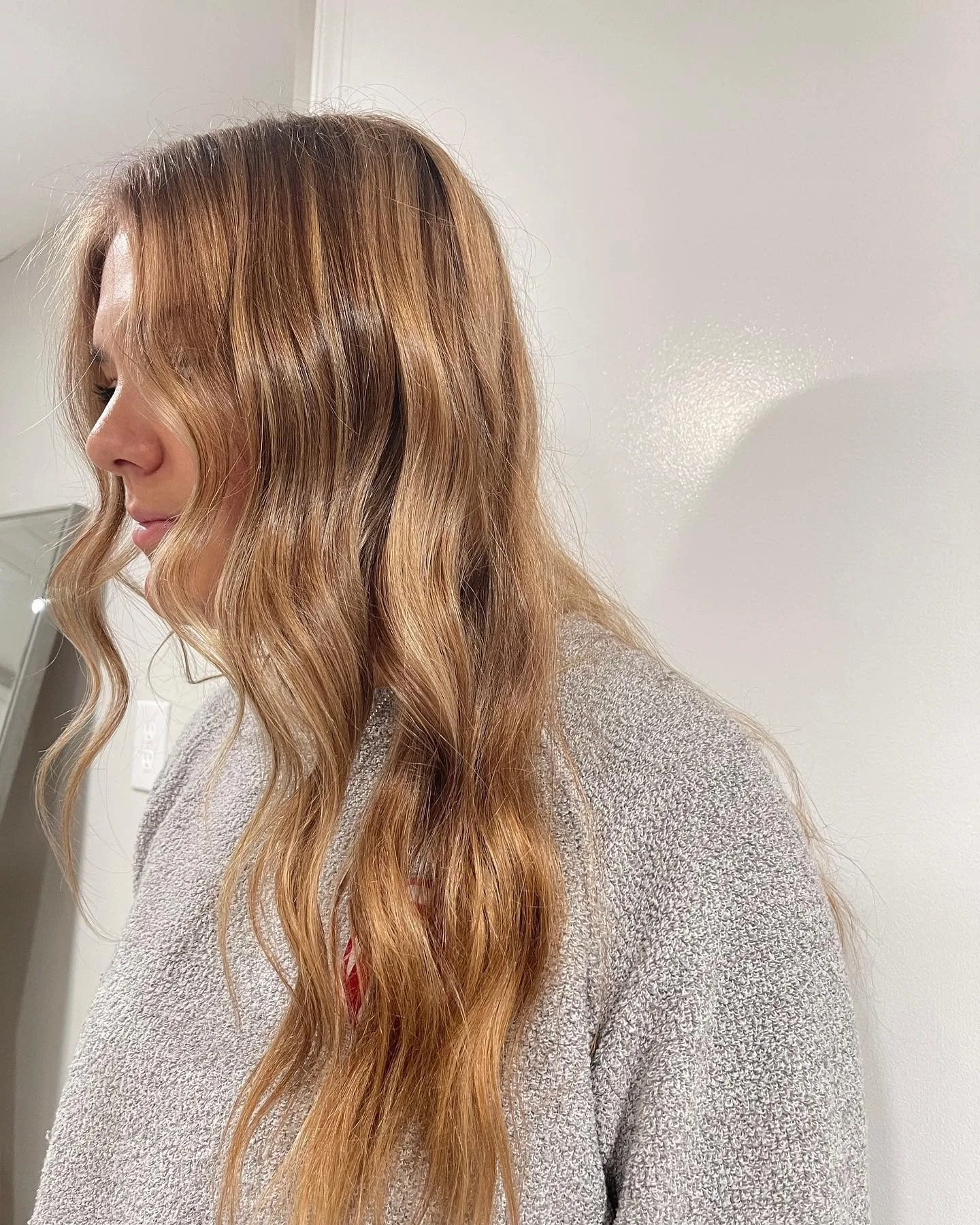 4. Warm Toffee Glow (Caramel Honey Blonde)