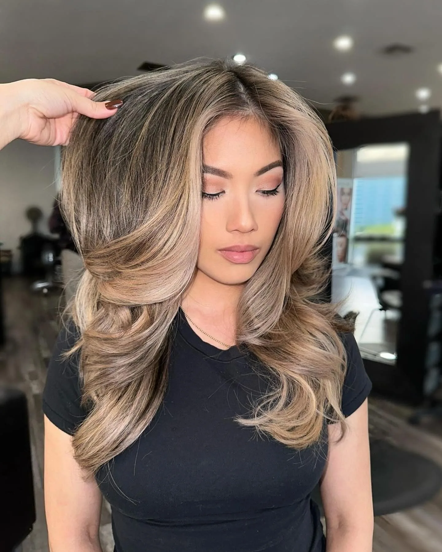 7. Champagne Blonde Blowout Layers (Champagne Blonde Hair Color)