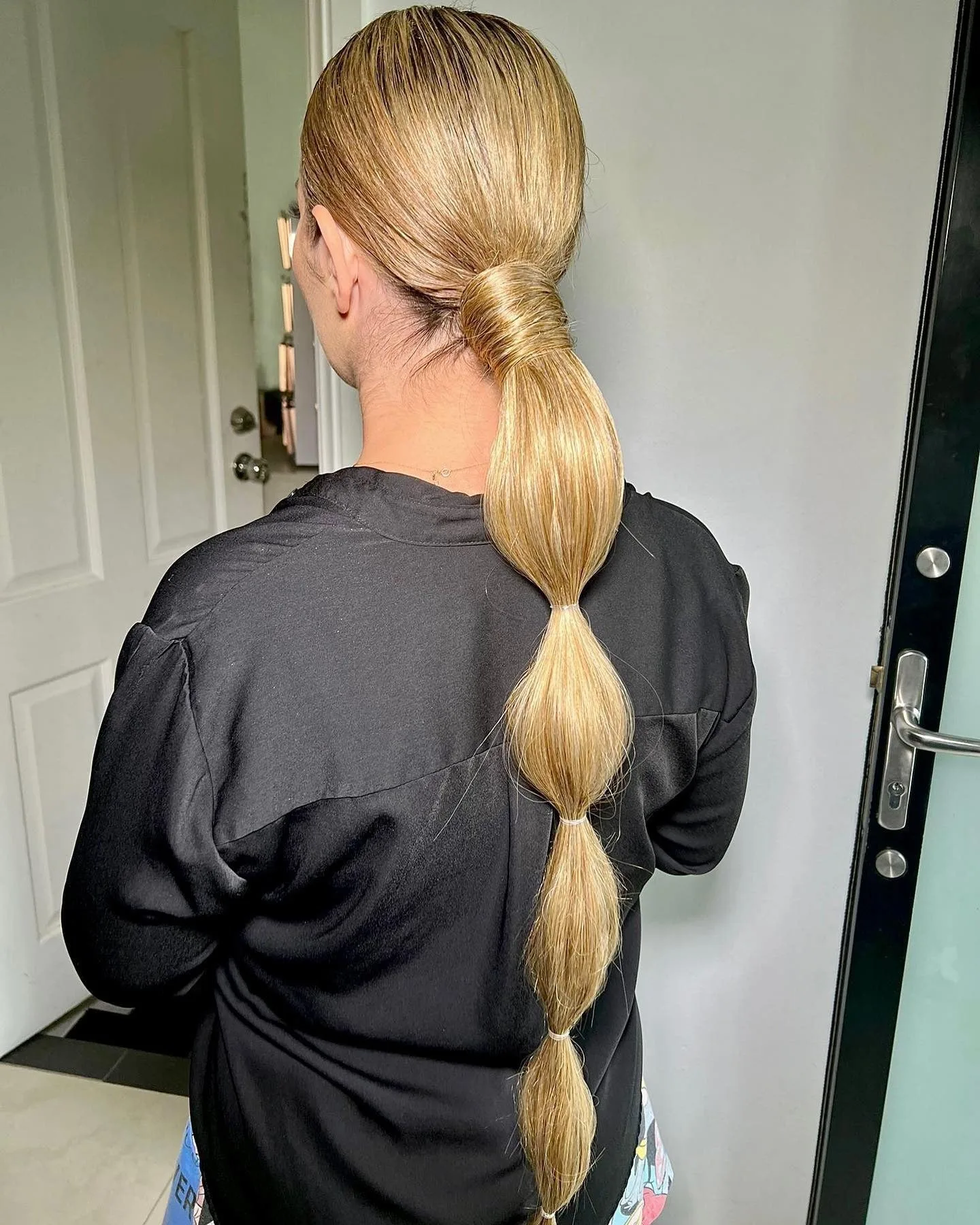 8. Golden Caramel Bubble Ponytail with Sleek Simplicity (Bubble Ponytail Hairstyles)