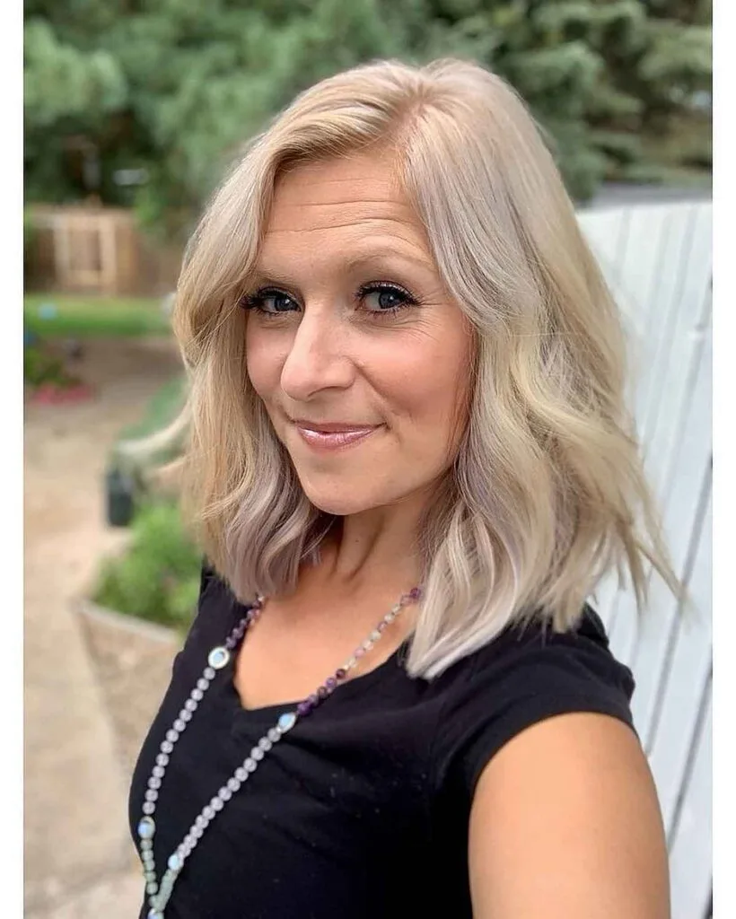 elegant and subtle blonde highlights hairstyle for ladies over 50