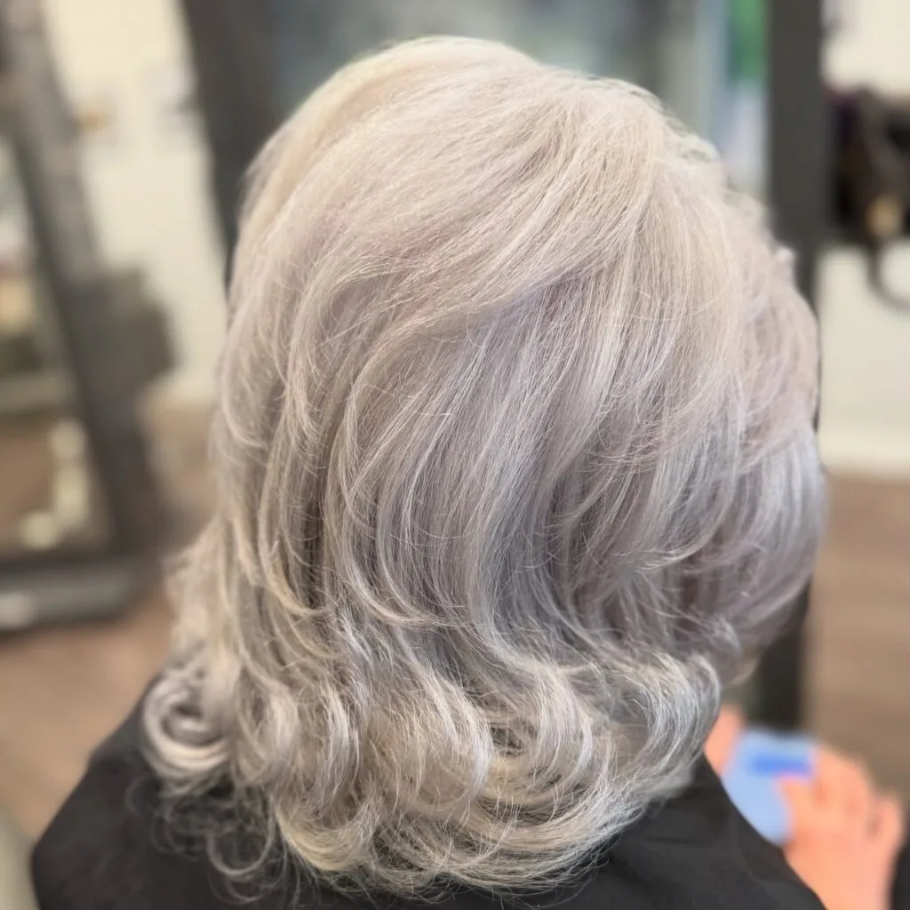 Soft Wavy Shoulder-Length Platinum Blonde with Subtle Layers