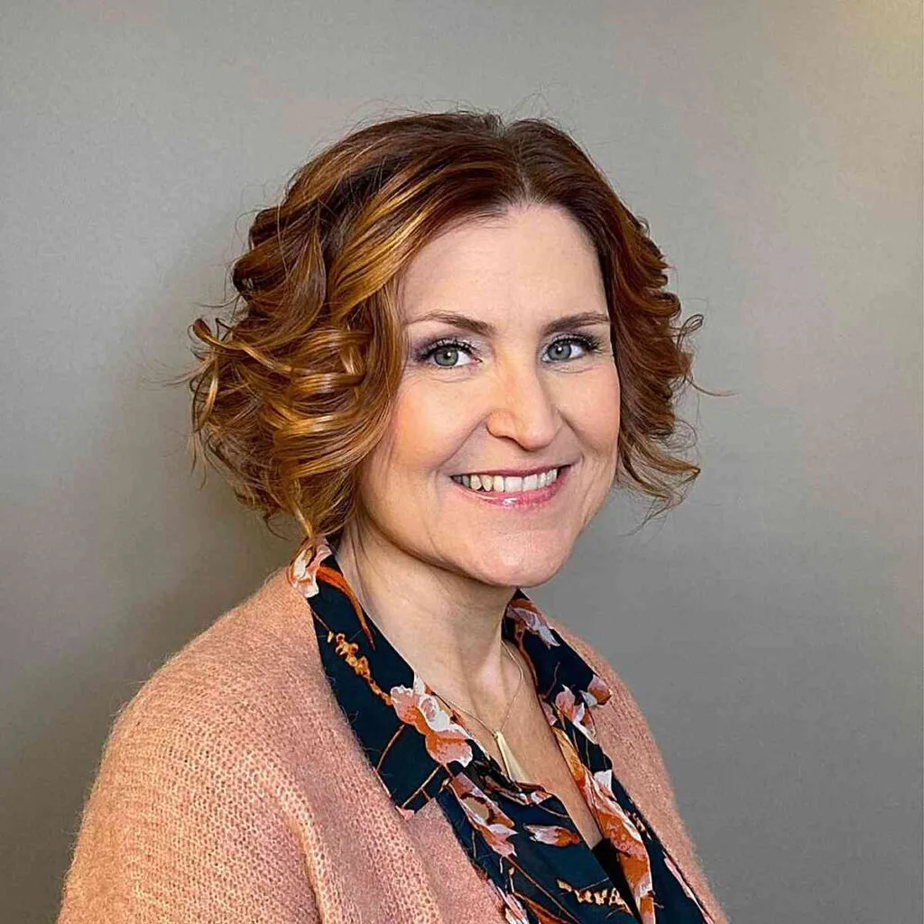 Chic One-Length Short Curled Bob for Copper Fine Locks on 50-year-old women