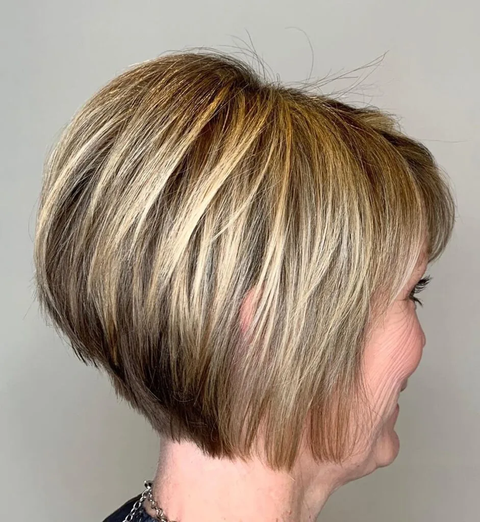 Jaw-Length Wedge Hairstyle with Blonde Highlights