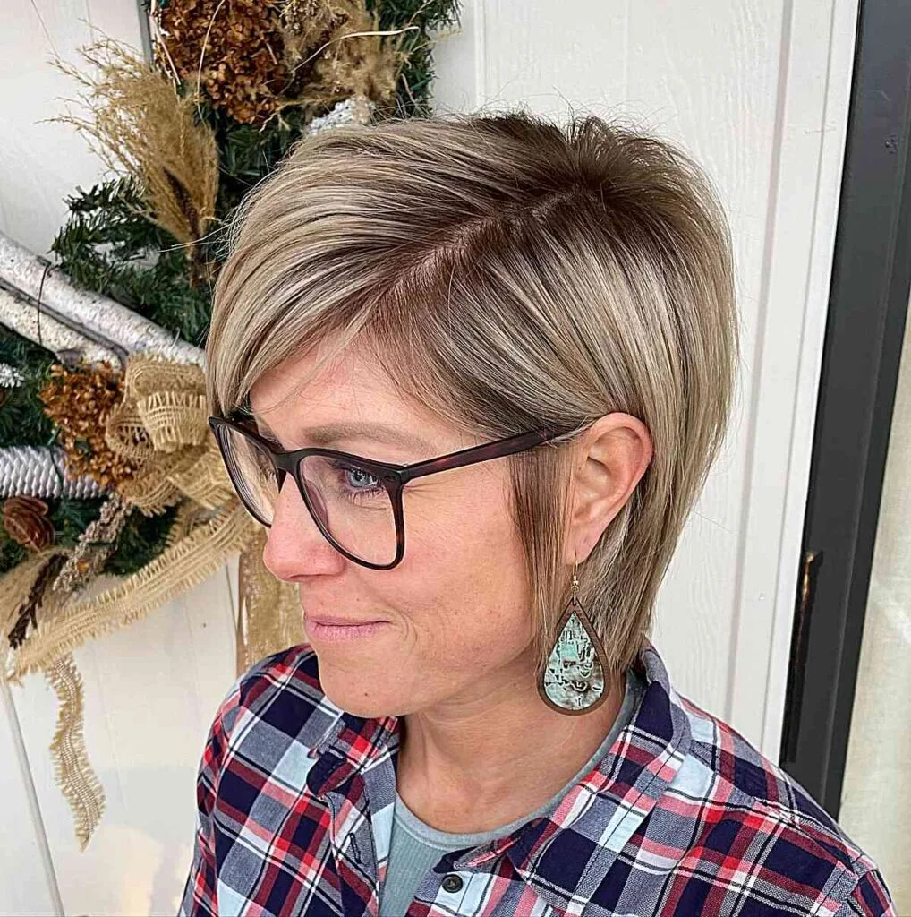 Sleek Side-Parted Pixie for 50-Year-Old Women's Short Blonde Fine Tresses
