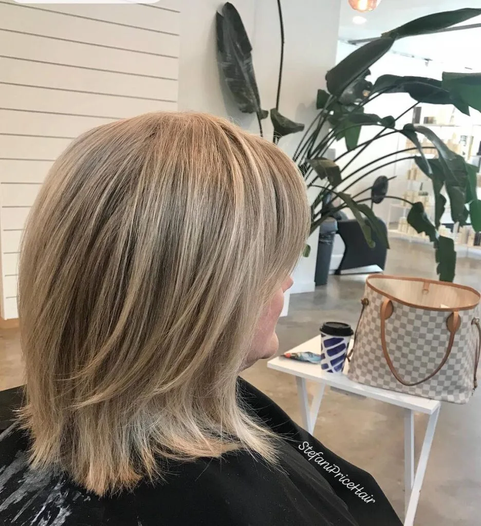 Chic Subtle Layered Shoulder-Length Bob with Soft Blonde Balayage