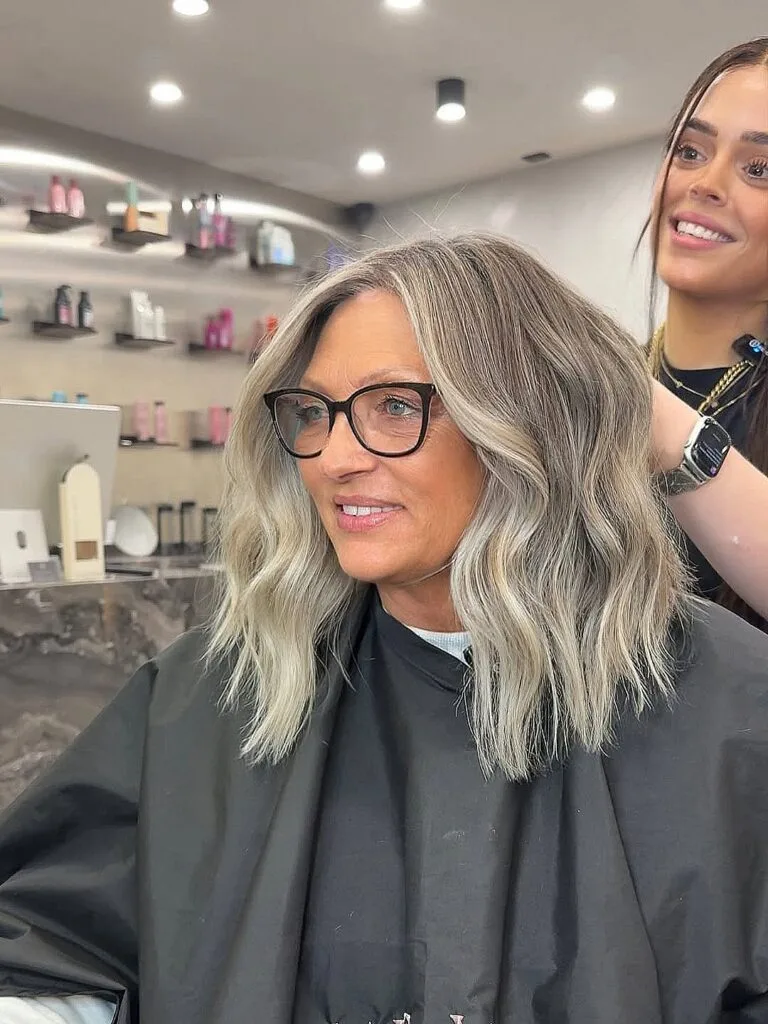 Effortless Shoulder-Length Waves with Subtle Highlights