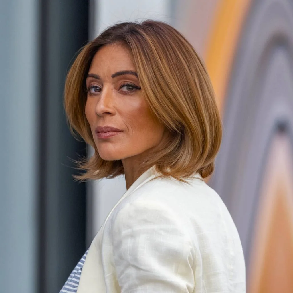 Layered bob for fine flat hair over 40 with blunt ends and subtle caramel tones