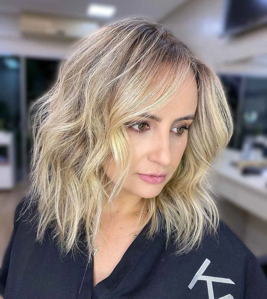 Medium-Length Beach Waves for 30+ Women