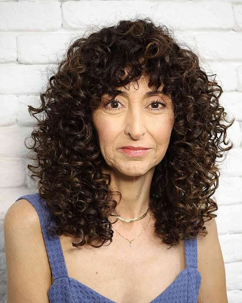 Dynamic Curly Cut with Defined Volume
