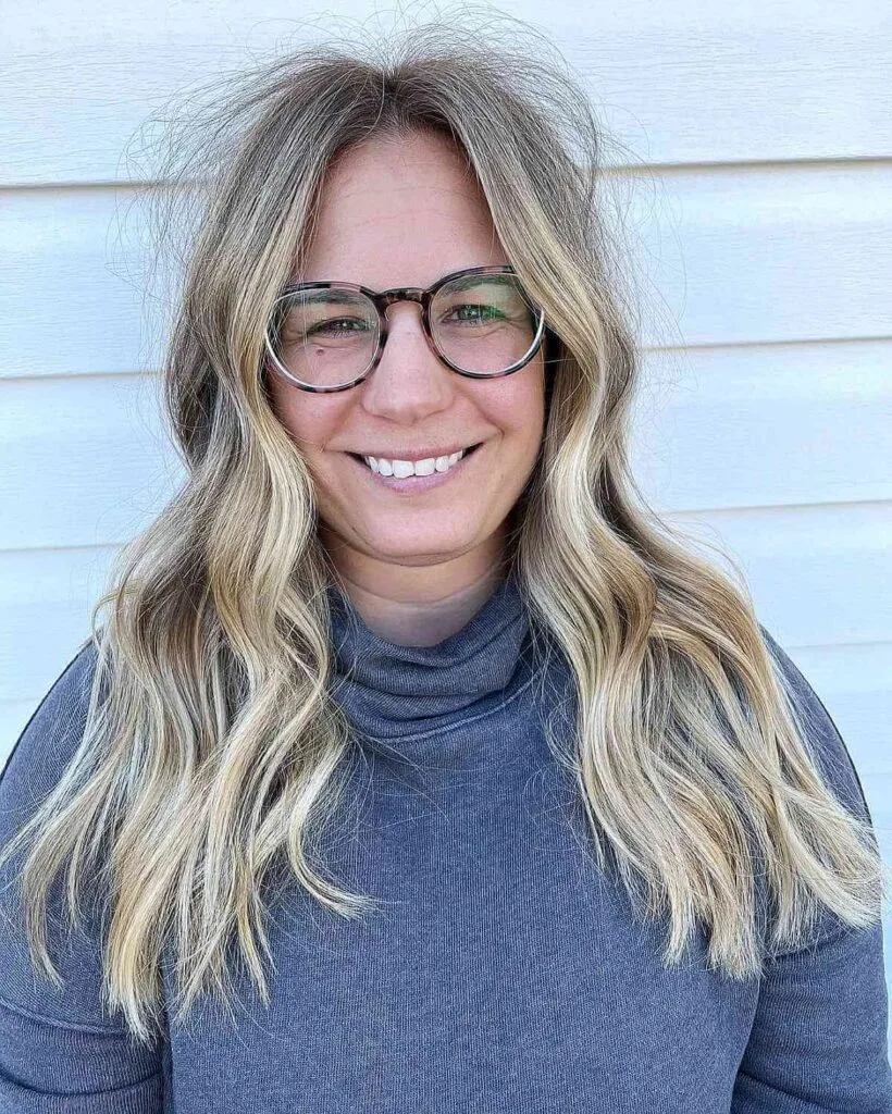Chic Long Messy Hairstyle for 40-Year-Old Ladies