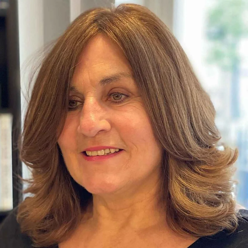 Chic Medium-Length Bob Featuring Gentle Layers