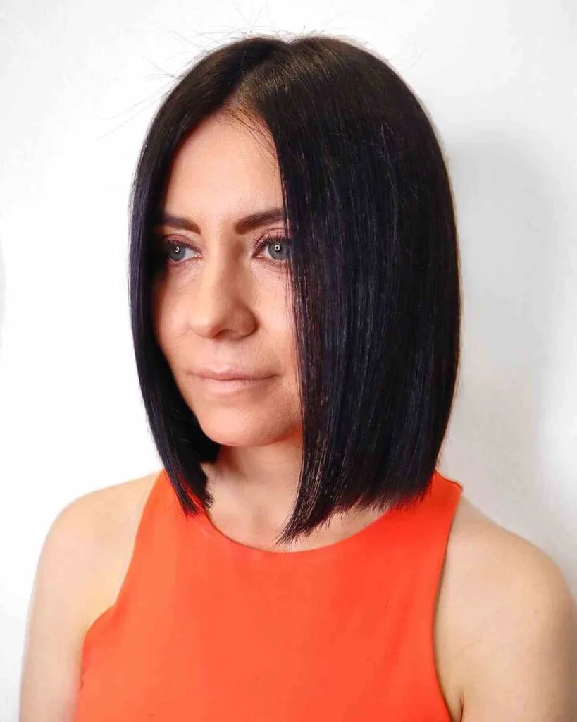 Chic Middle Part Lob Haircut for Women in Their 40s