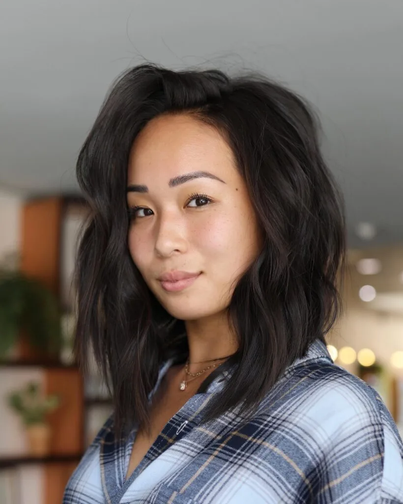 Chic Textured Wavy Bob with Face-Framing Layers
