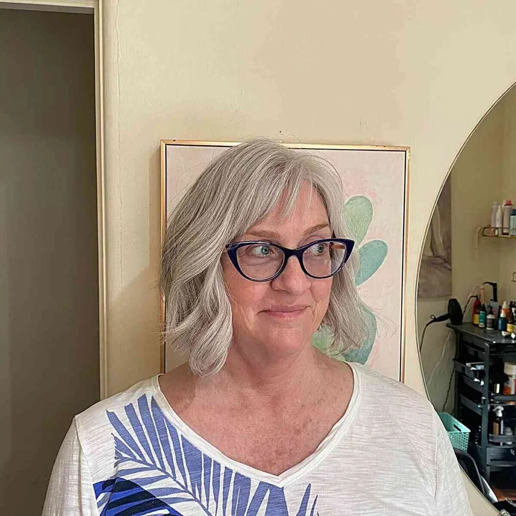 Chin-Length Light Blonde Wavy Bob with Gentle Side Bangs for Overweight Ladies Over 50