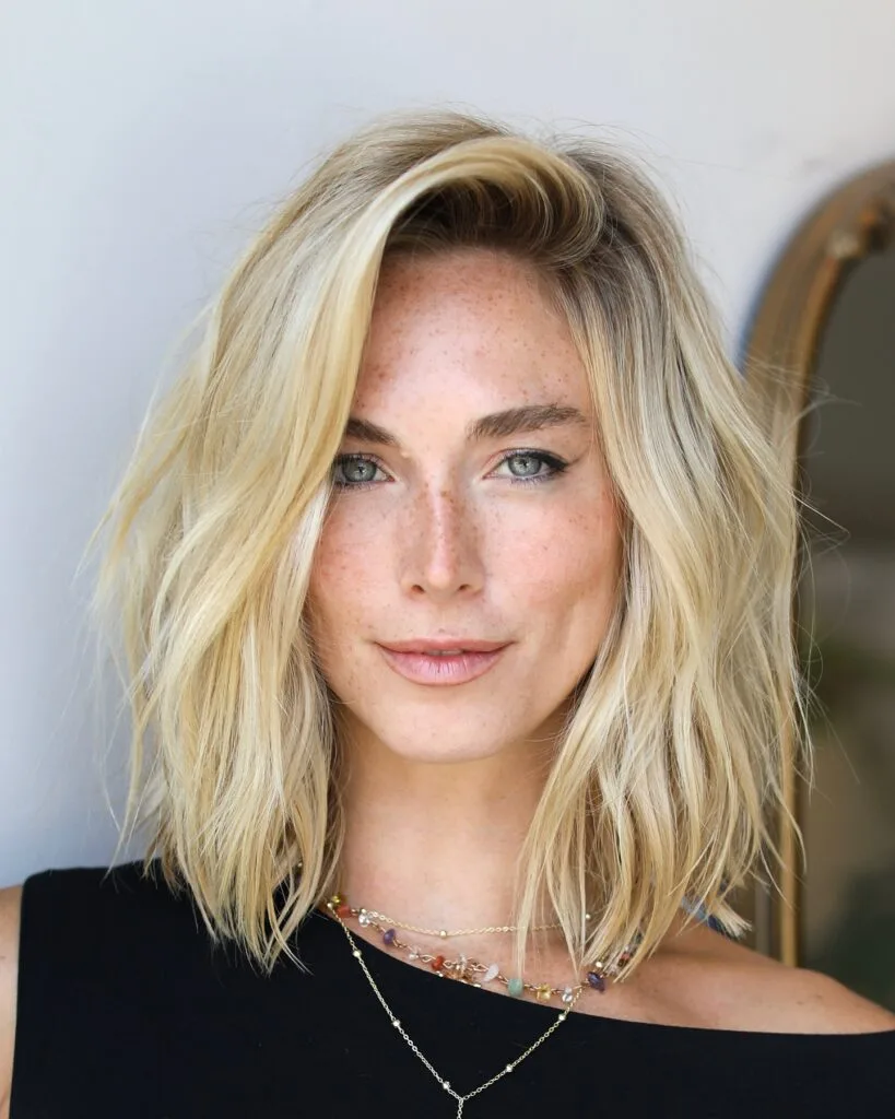 Effortlessly Chic Textured Shoulder-Length Waves