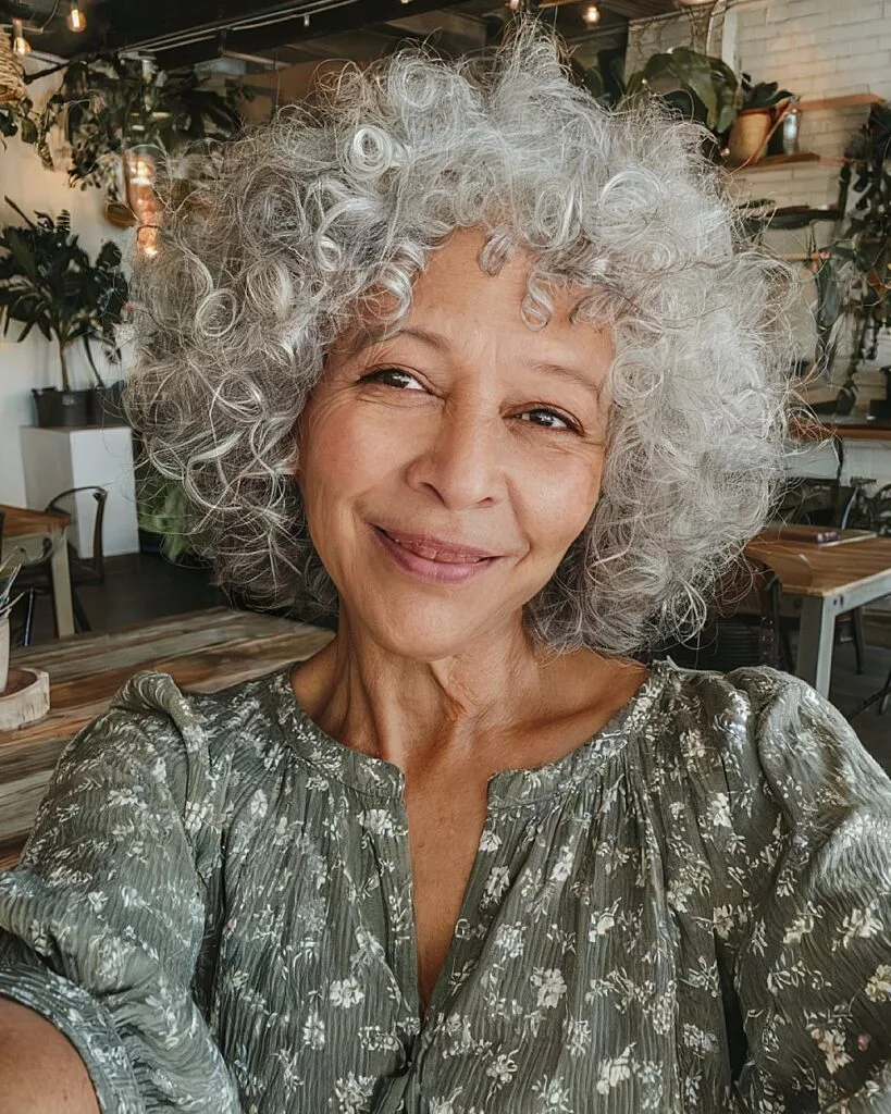 Voluminous short grey curls with rounded shape for women over 60