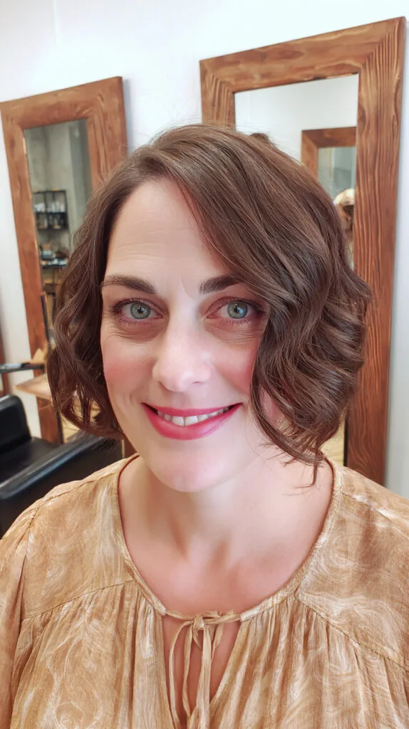 Chic Curly Chin-Length Bob with Textured Ends