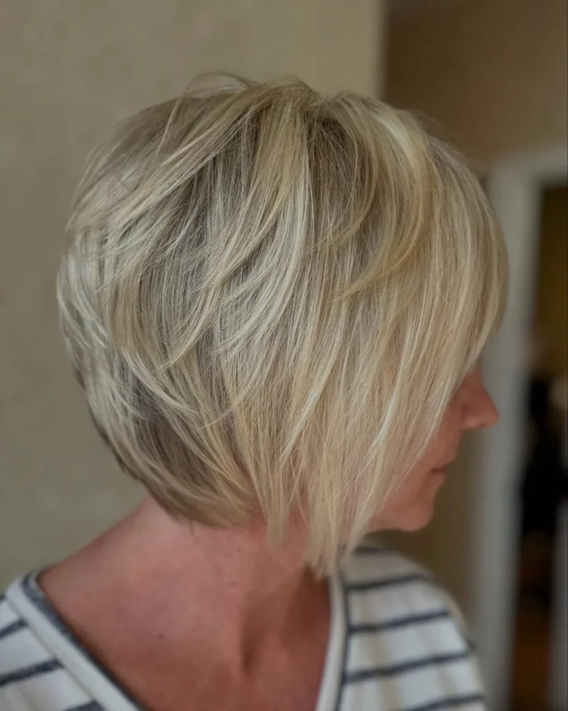 Chic Layered Bob with Natural Highlights
