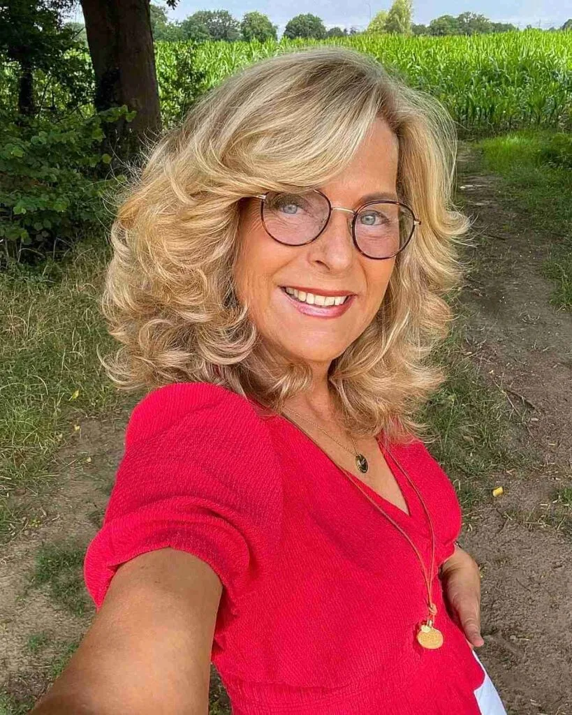 Chic Shoulder-Length Blonde Feathered Hair with Short Layers for 50-Year-Olds