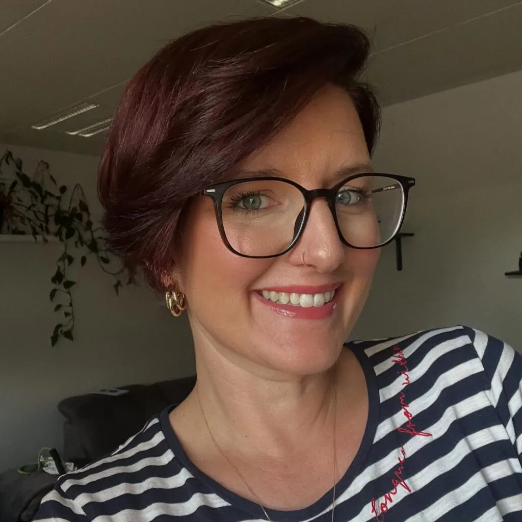 Stylish Deep Burgundy Short Bob with Subtle Layers